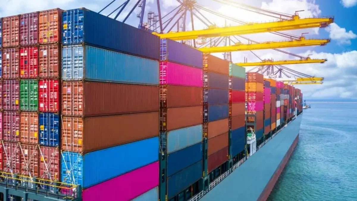 Are there any insurance options available when using international movers in Austria?