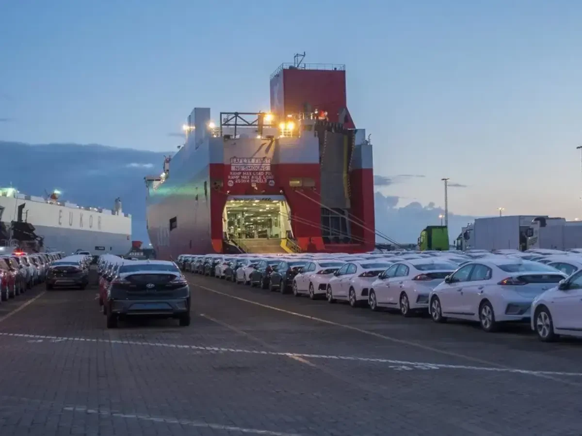 Who are the best international movers in Dubai?