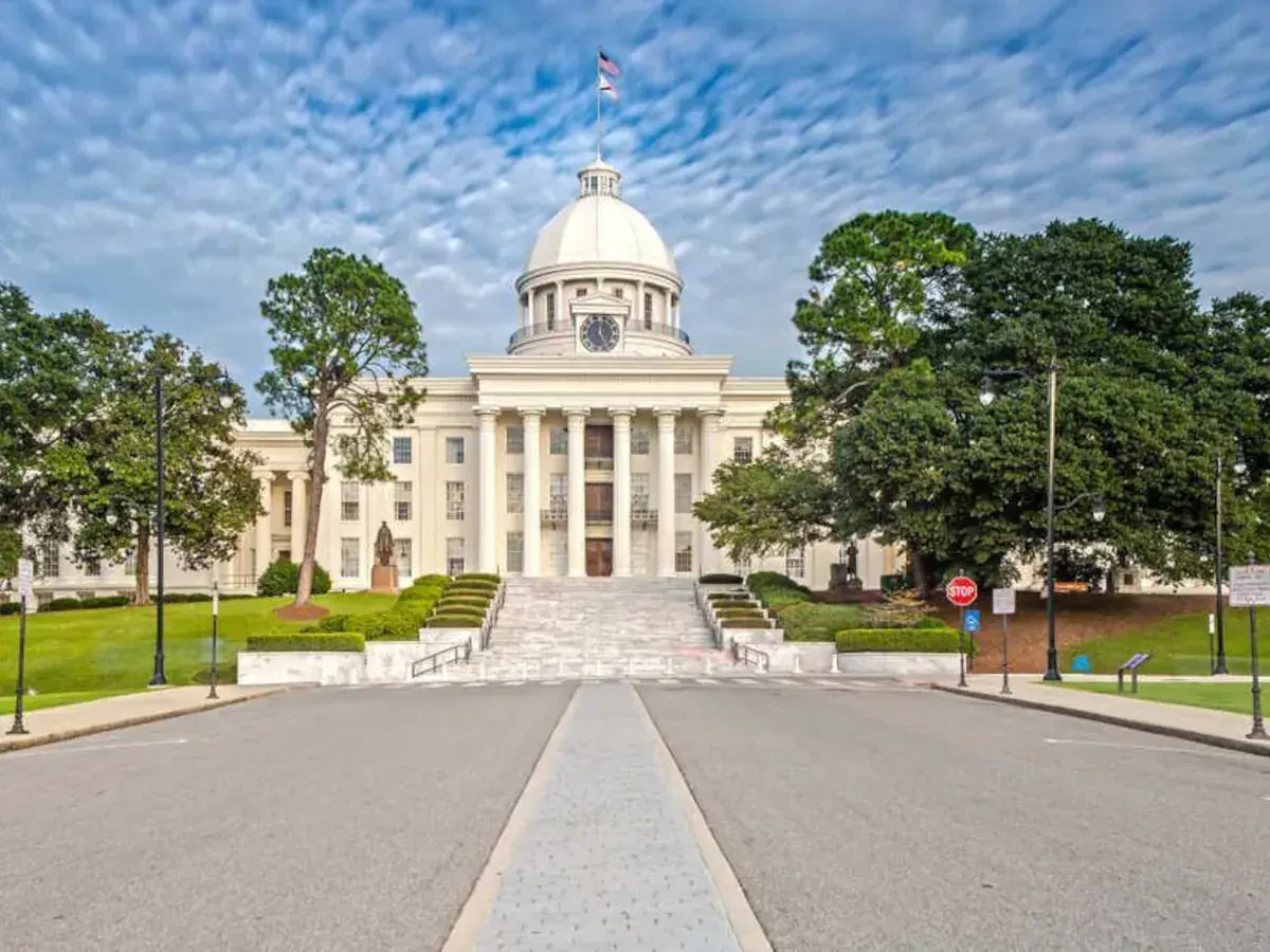 Are people moving into Alabama?