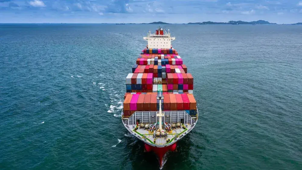 Most affordable way of shipping personal belongings abroad - Case, type and place of cheapest shipping internationally - Advice on details about prices and exchange rates for professionals and experts